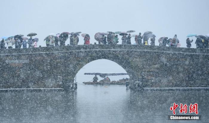 雪中的西湖美景吸引游人。 <a target='_blank'  data-cke-saved-href='/' href='/'>中新社</a>記者 王剛 攝