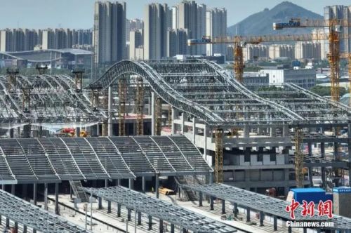 圖為航拍南沿江鐵路江陰站站房屋面鋼結(jié)構(gòu)桁架整體提升現(xiàn)場(chǎng)。(無人機(jī)照片) 中新社記者 泱波 攝